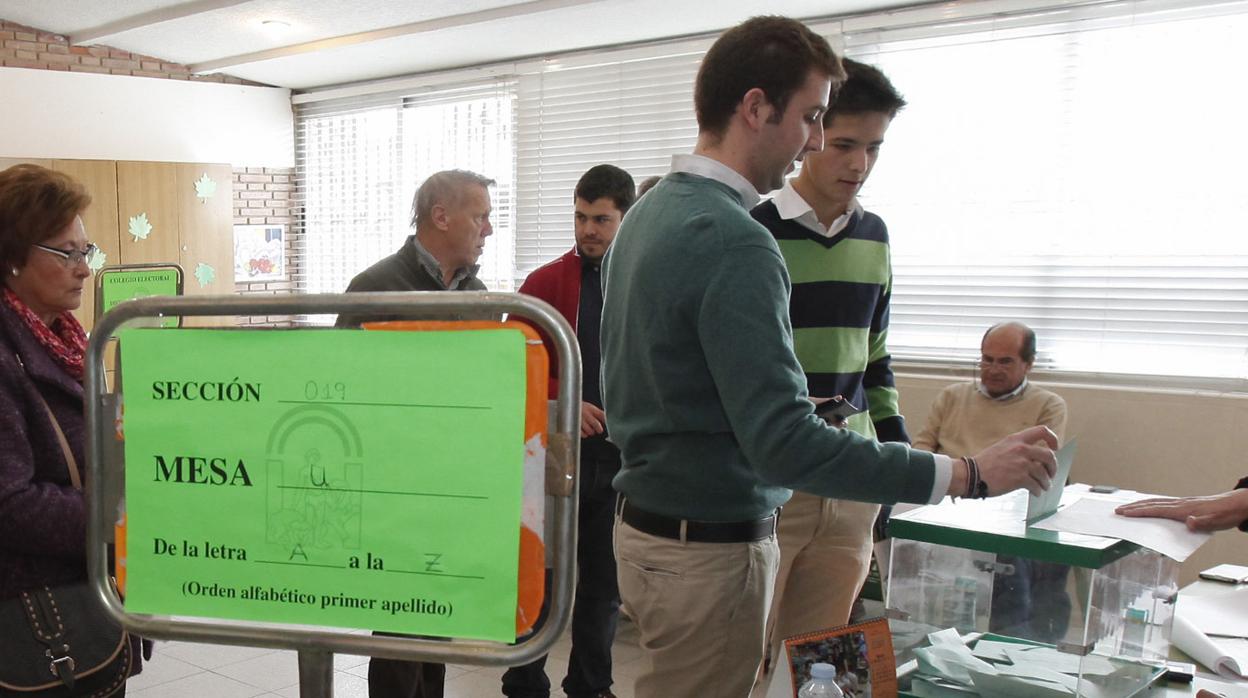 Un colegio electoral cordobés en las elecciones de Andalucía de 2015