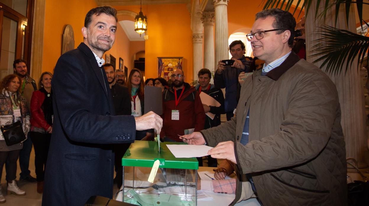 Antonio Maillo vota en el Ayuntamiento de Sevilla
