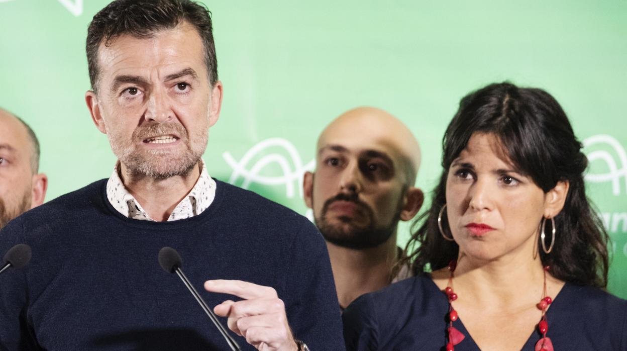 El coordinador andaluz de IU, Antonio Maíllo, junto con la candidata de Adelante Andalucía, Teresa Rodríguez