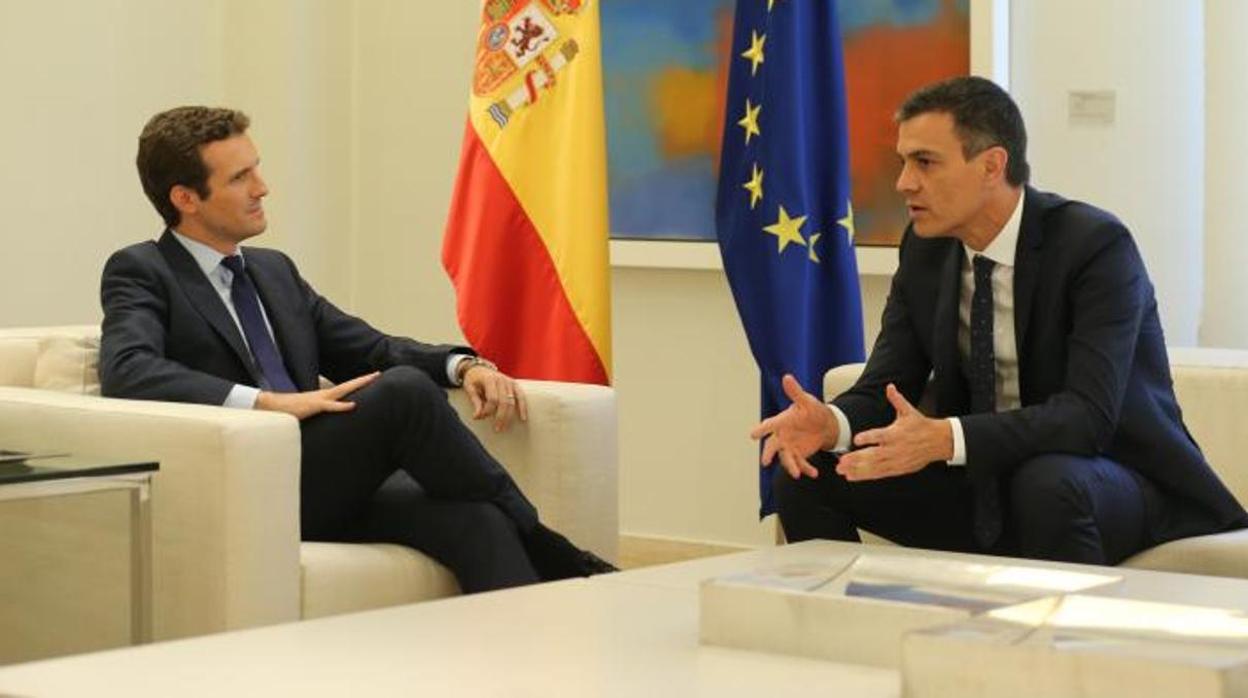 Casado y Sánchez, en una reunión en la Moncloa