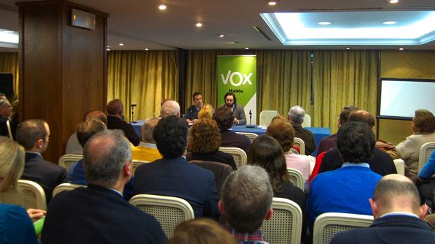 El origen de Vox en Andalucía: Santiago Abascal subido en un banco de Sevilla