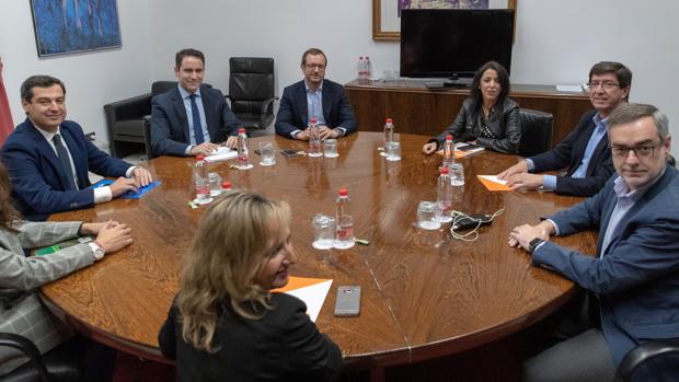 Una reunión «secreta» de Moreno con Vox desata la primera bronca entre el PP de Andalucía y Ciudadanos