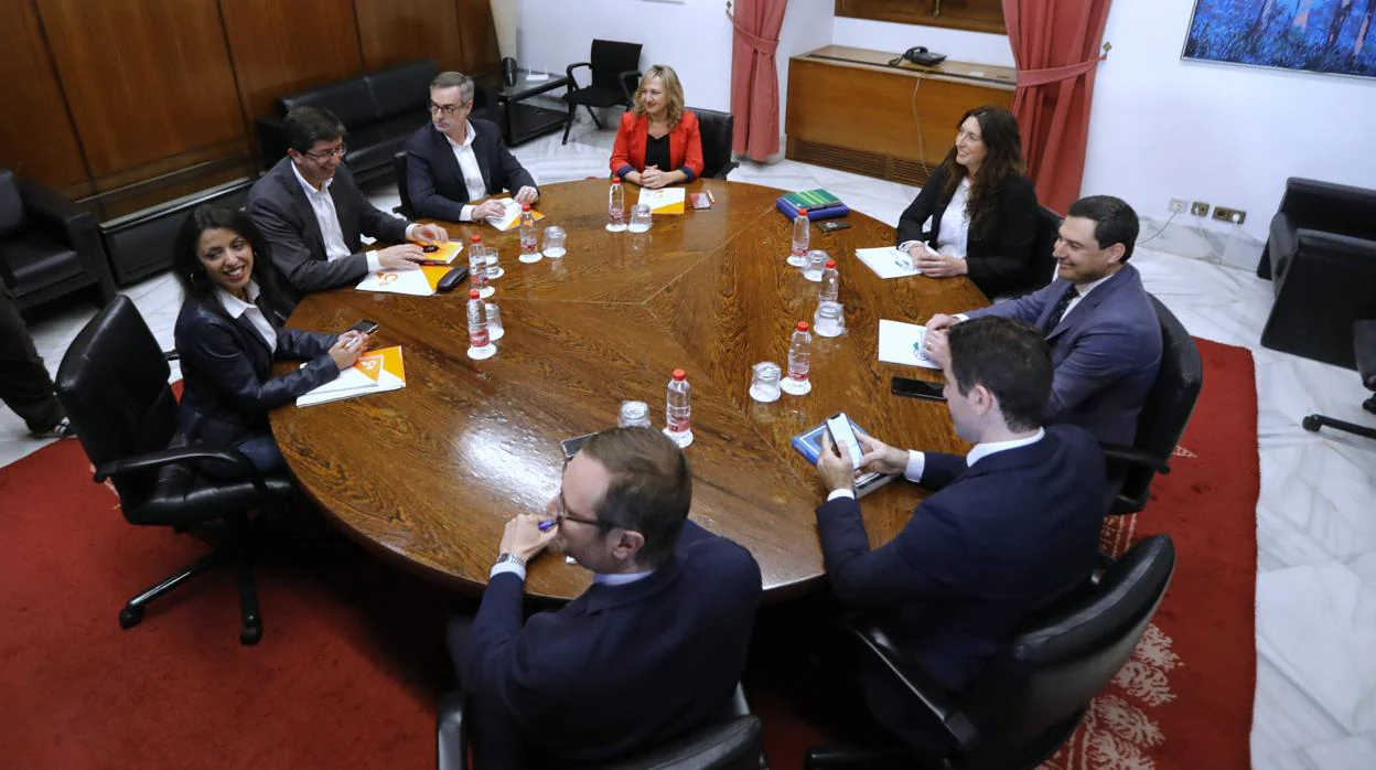 Mesa de negociación entre el PP y Ciudadanos