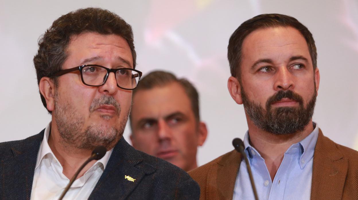 El candidato a la Junta por la formación de la nueva derecha Francisco Serrano con Abascal