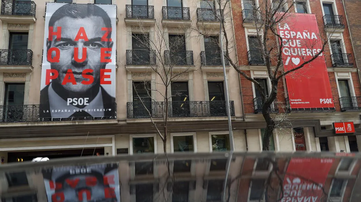 Carteles en la fachada de la sede del PSOE en la calle Ferraz de Madrid