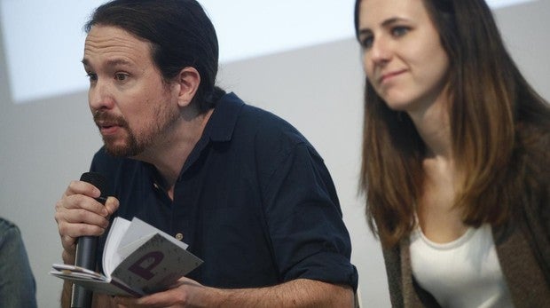Podemos presenta su programa electoral en forma de Constitución Española