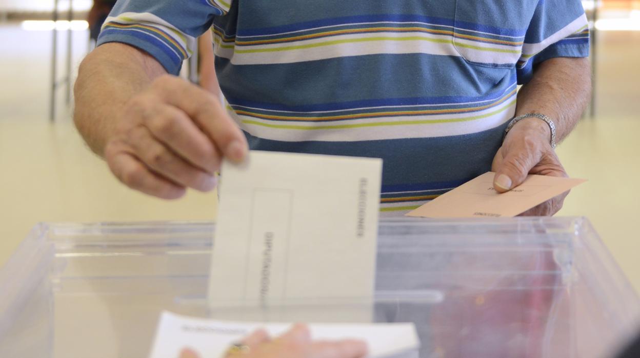Un ciudadano vota en las elecciones generales de 2016