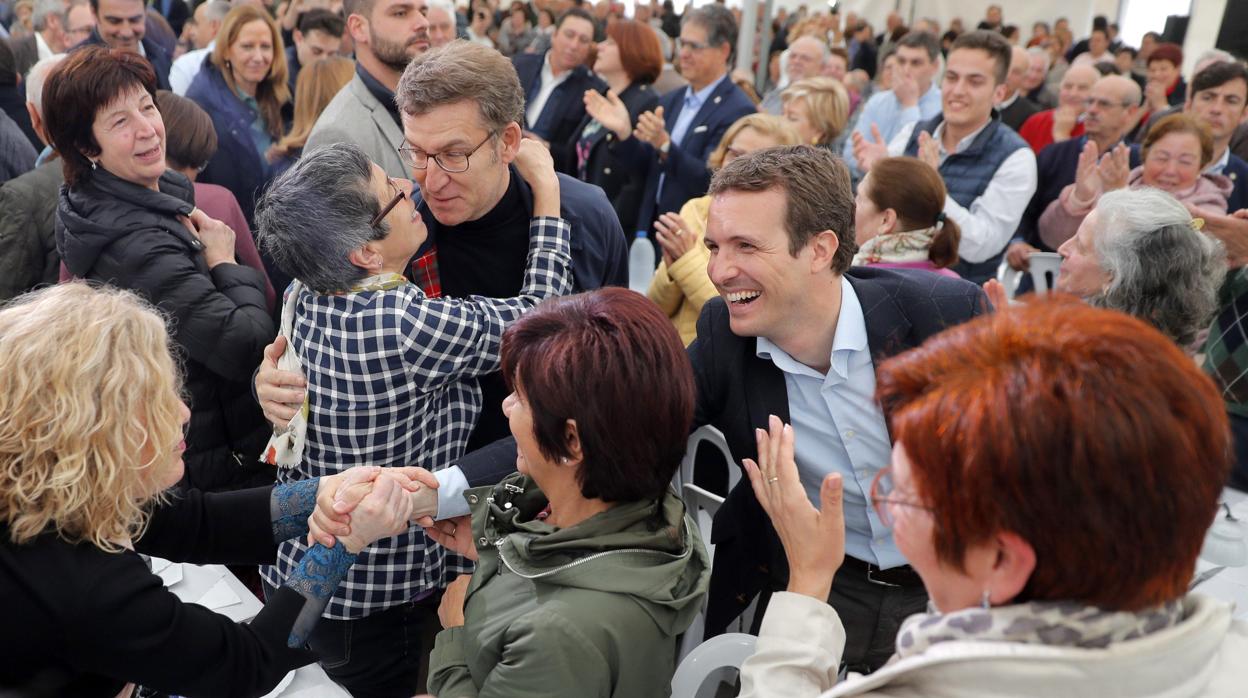 Pablo Casado y Alberto Núñez Feijóo, en la churrascada del PP en un monte próximo a Santiago