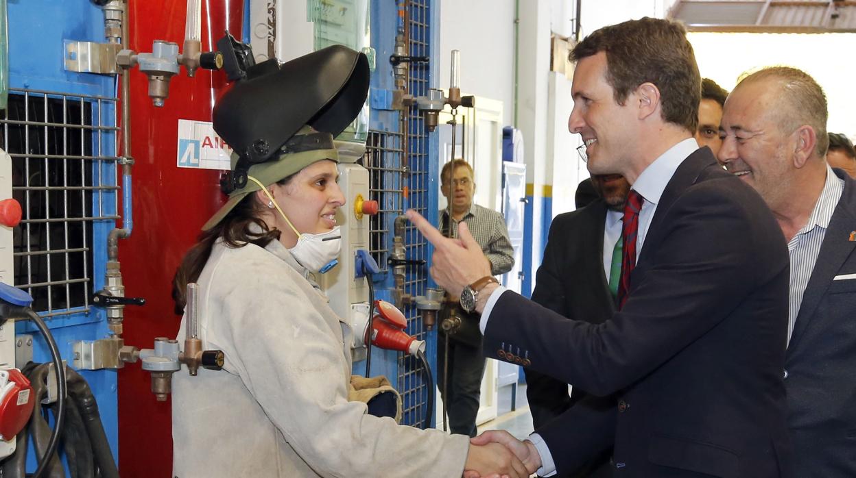 Pablo Casado conversa con una alumna del centro de formación técnico-profesional del metal de Las Palmas de Gran Canaria