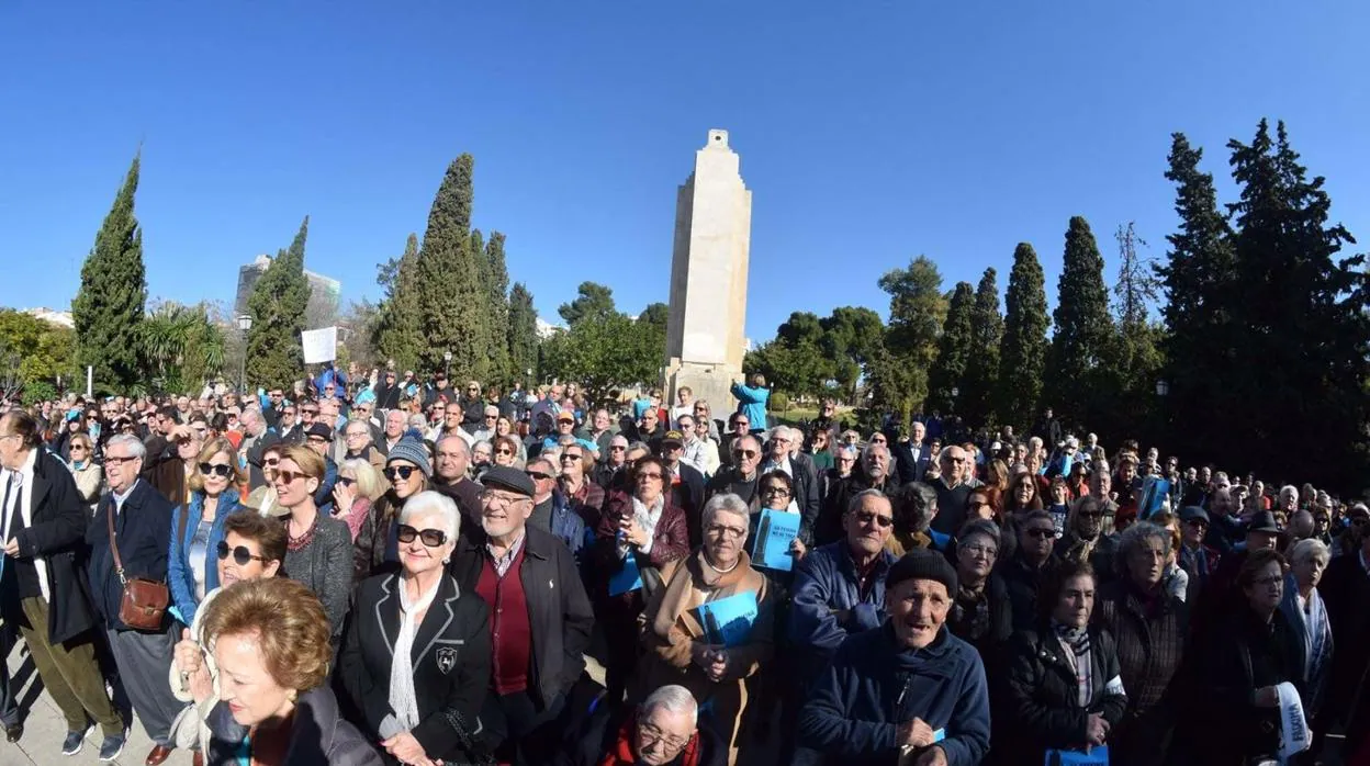 Concentración en Palma en 2016 para evitar el derribo del monumento por las víctimas del crucero «Baleares»