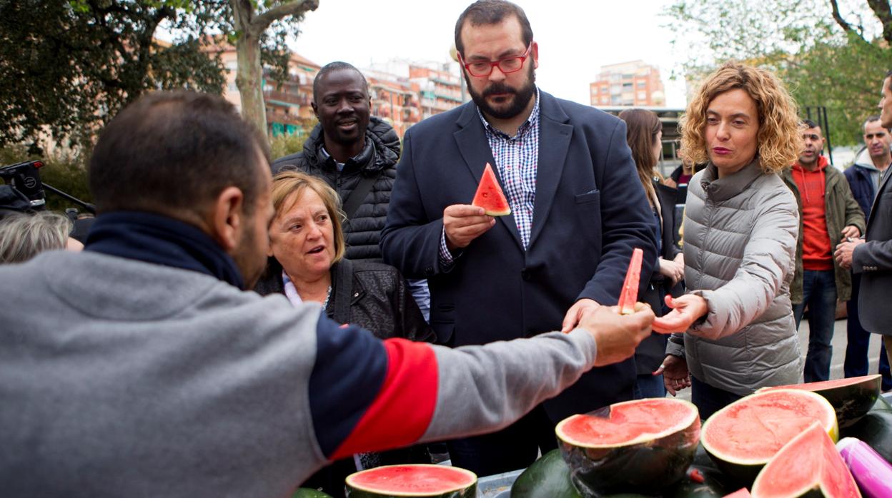 La cabeza de lista del PSC a las elecciones generales, Meritxell Batet, pasea este sábado por el mercado de fruta del barrio de Cerdanyola de Mataró, acompañada por el alcalde, David Bote.