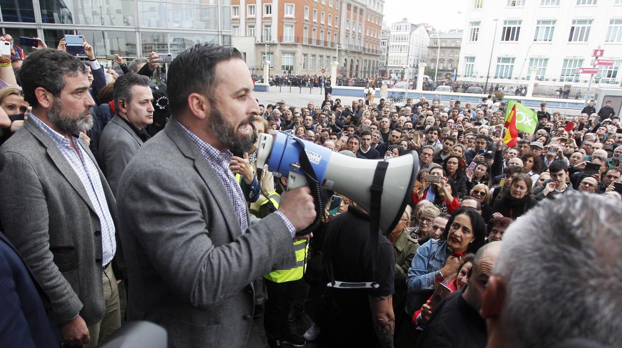 El líder de Vox, Santiago Abascal, sale a saludar los asistentes a un mitin de Vox en Murcia que se quedaron fuera