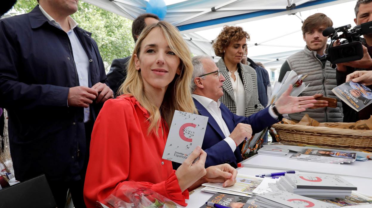 Cayetana Álvarez de Toledo aprovecha Sant Jordi para firmar ejemplares de la Constitución