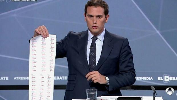 El papiro de Rivera en el debate para recordar a Sánchez la corrupción del PSOE: «Llega casi al suelo»