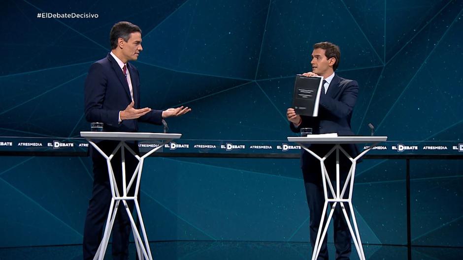 Rivera, a Sánchez en el debate: «Le he traído un libro que no ha leído, su tesis doctoral»