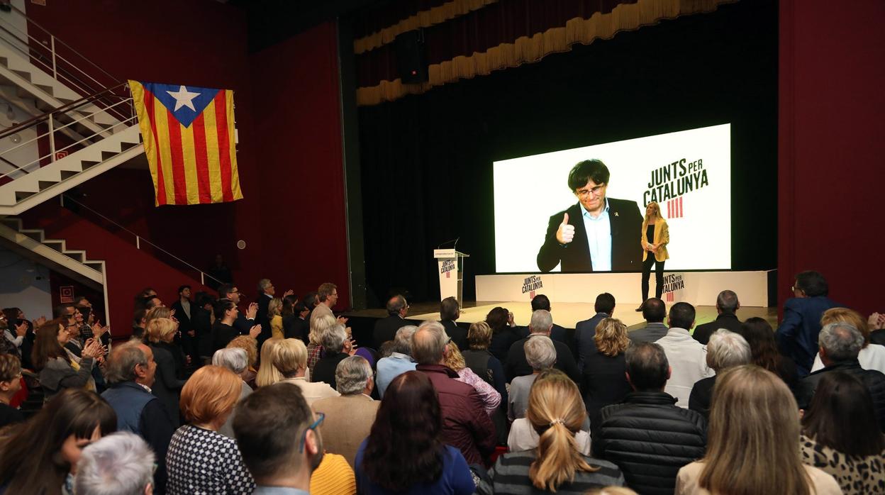 Carles Puigdemont interviene a través de videoconferencia en el mitin de JxCat