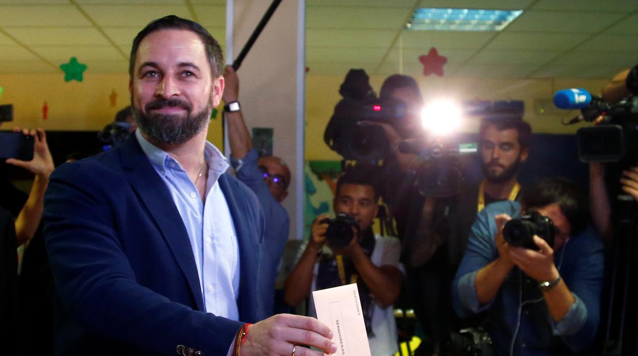 El líder de Vox, Santiago Abascal, depositando su voto en las urnas, hoy