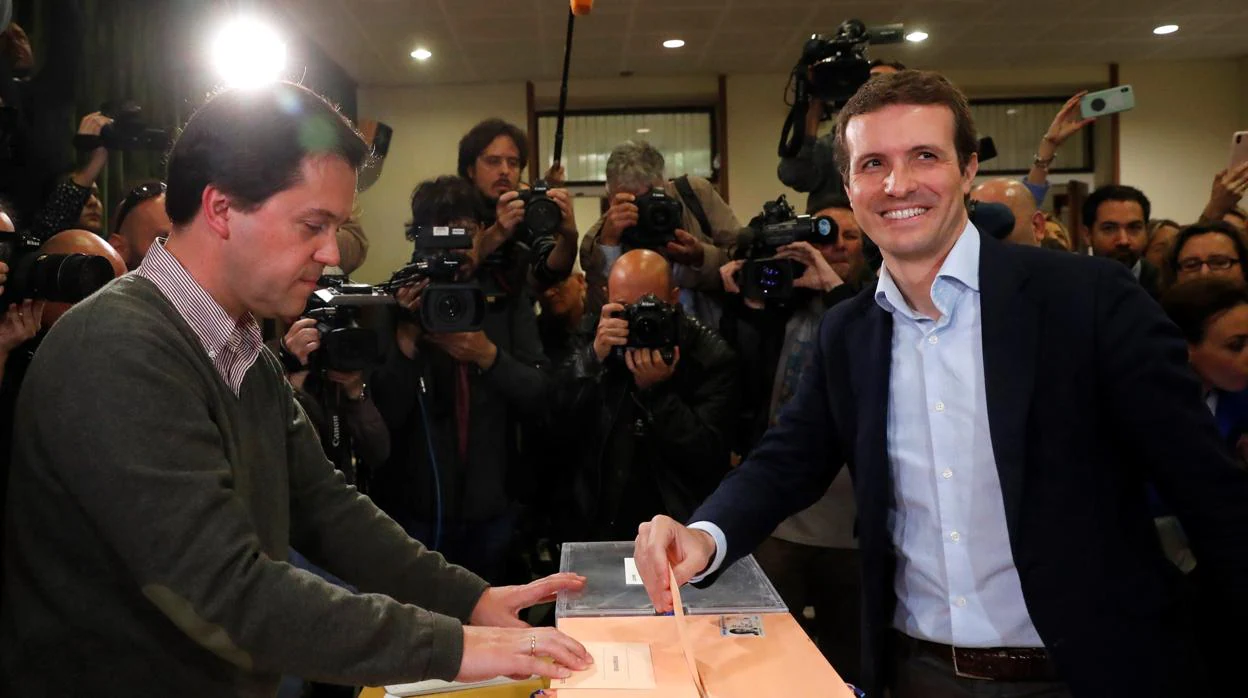 El candidato del PP a la presidencia del Gobierno, Pablo Casado, ejerce su derecho al voto
