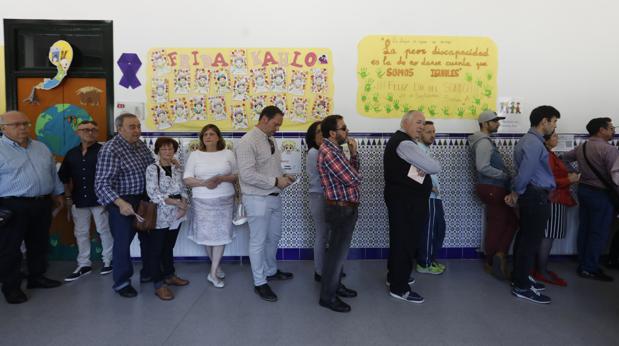 La emoción de votar primera vez a los 46 años: «Ahora me siento más dueño de mi vida»