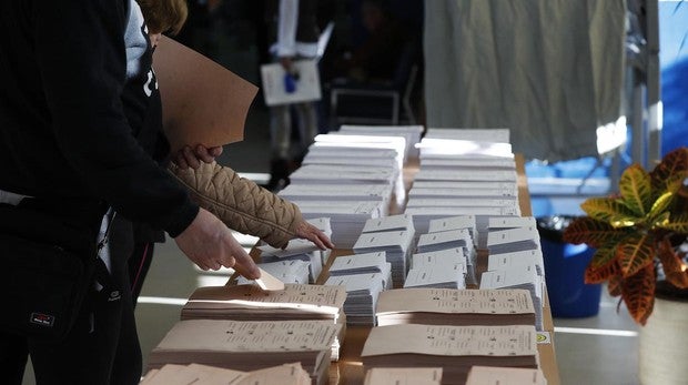 «Absoluta normalidad» en la apertura de los colegios electorales en toda España