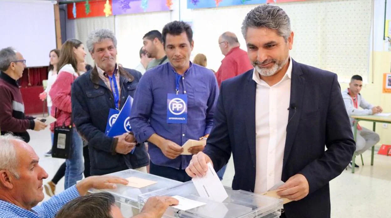 Juan José Cortés vota en el colegio Onuba en Huelva