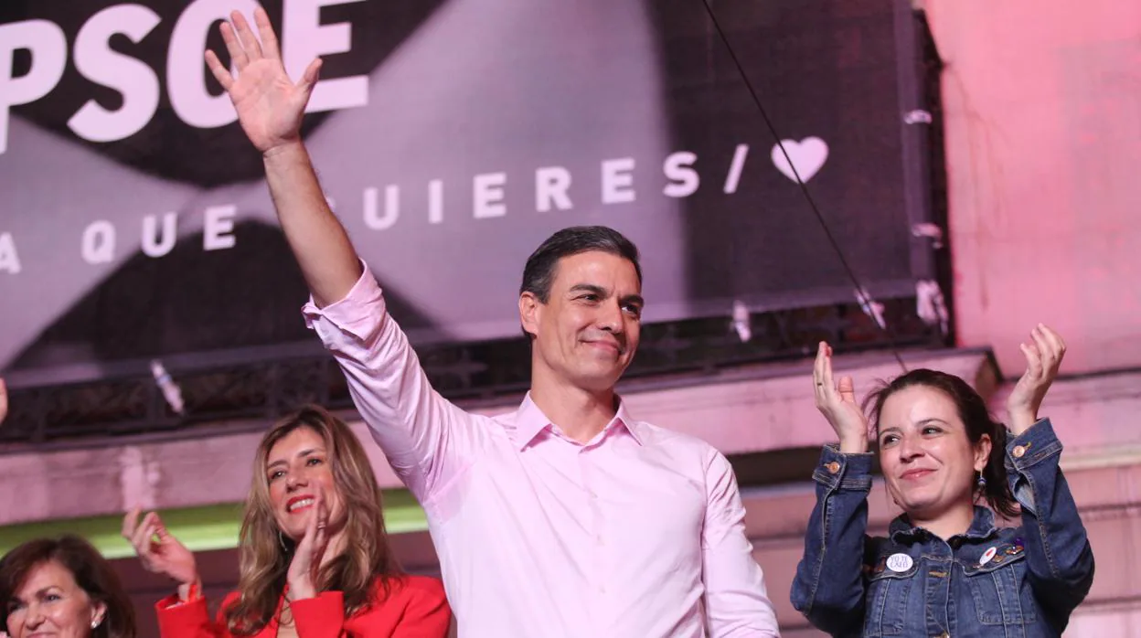 Pedro Sánchez celebra en Ferraz su victoria en las elecciones generales
