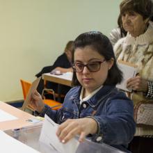 Con el DNIy los sobres preparados. Beatriz vota sin nervios por primera vez