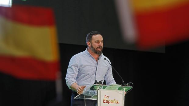 Abascal replica a Casado, le nombra «veleta azul» y acusa al PP de estar en «descomposición»