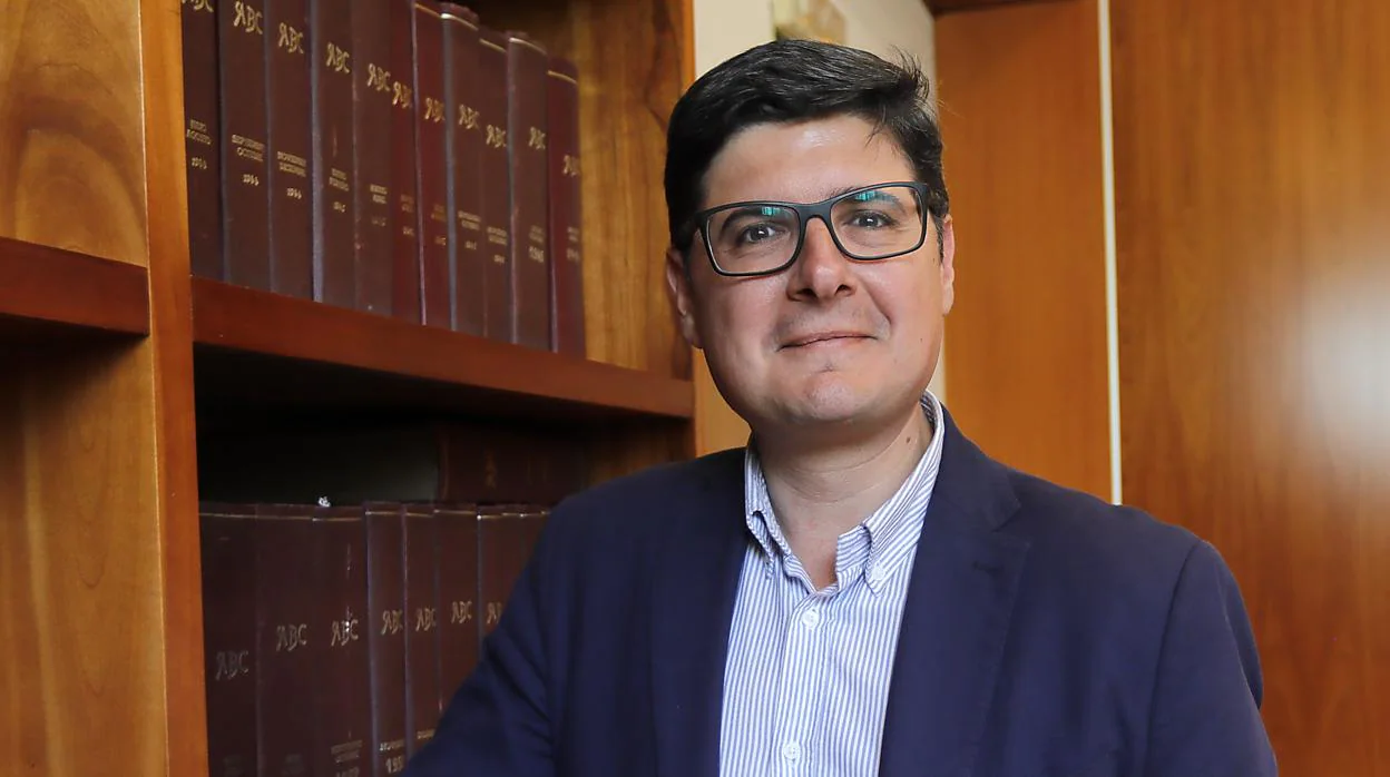 Álvaro Pimentel es abogado y tiene 43 años