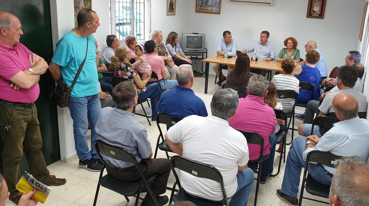 Encuentro que ha mantenido Juan Espadas con vecinos de la barriada de Alcosa