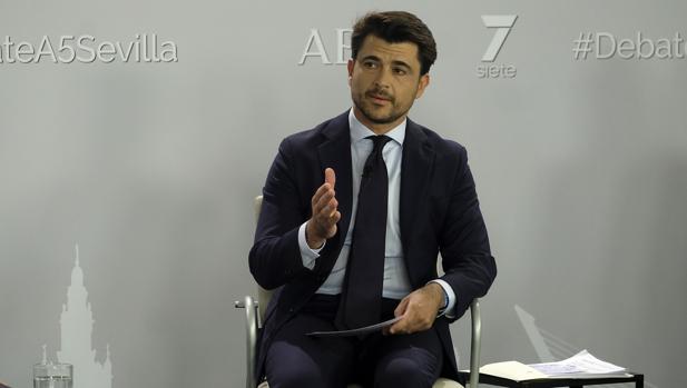 Beltrán Pérez: «Señor Espadas, usted antepone el puño y la rosa al Nodo»