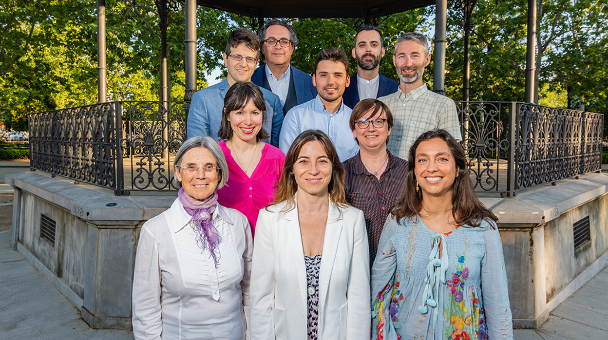 La candidata de Vamos Granada, Marta Gutiérrez, en el centro de la imagen junto al resto de la lista