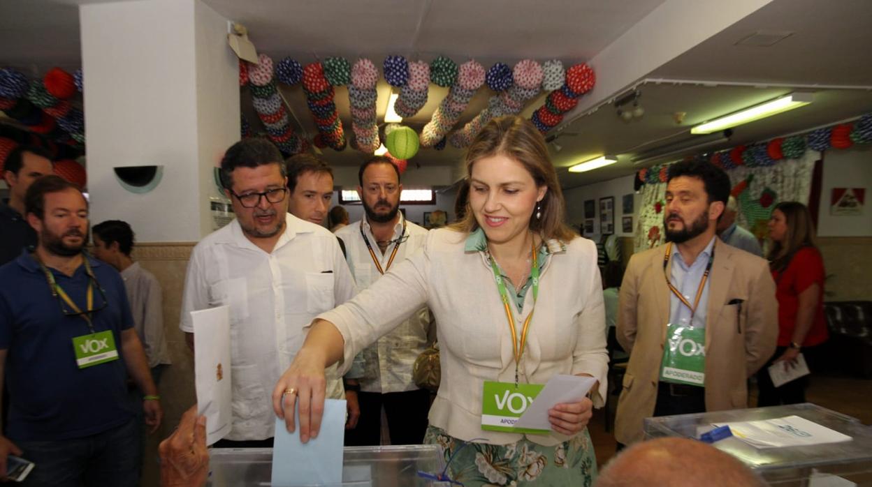 La candidata de Vox a la Alcaldía de Sevilla ejerce su derecho al voto