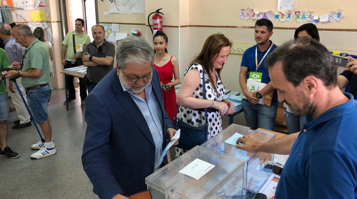 El alcalde de Dos Hermanas, Francisco Toscano, en el colegio donde ha ejercido su derecho al voto