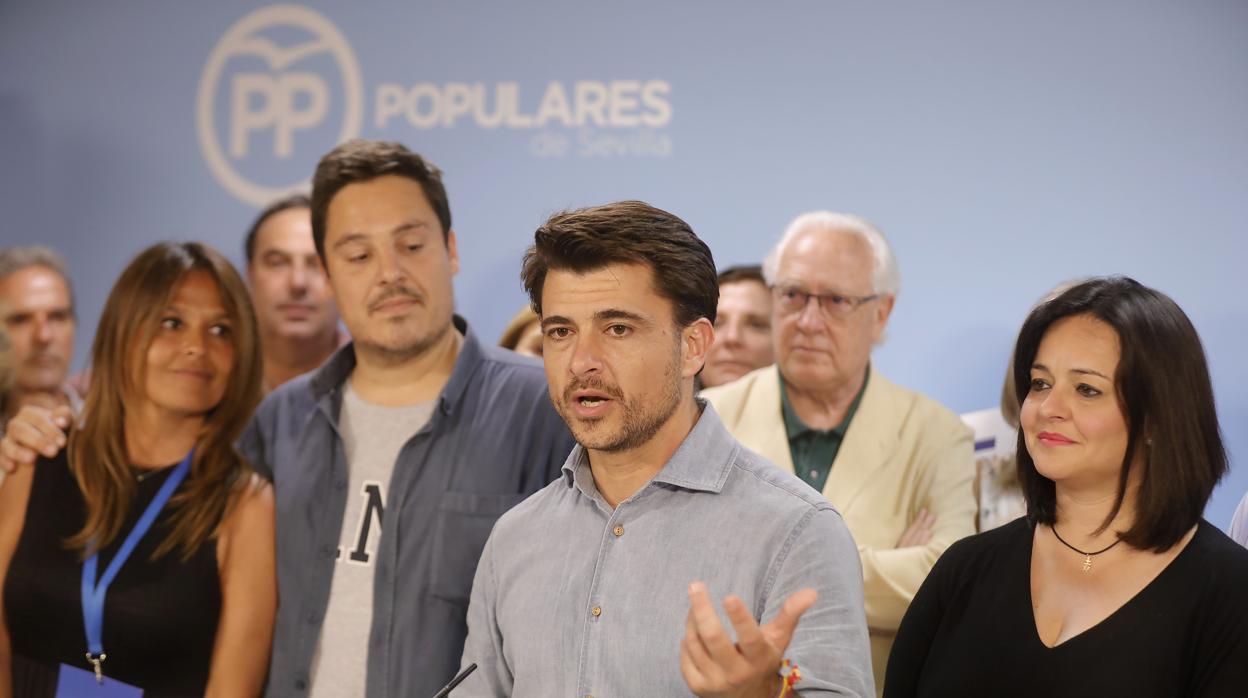 Beltrán Pérez y Virginia Pérez, en la sede del PP