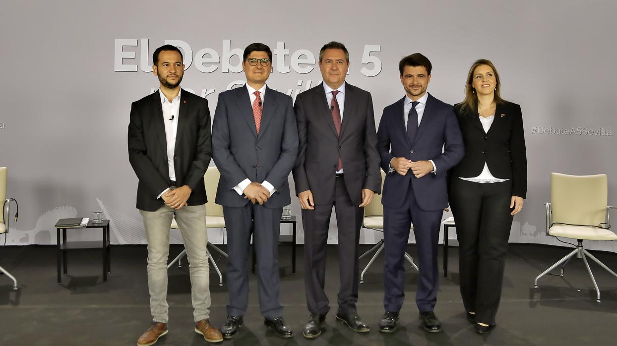 Los cinco candidatos durante el último debate electoral en ABC