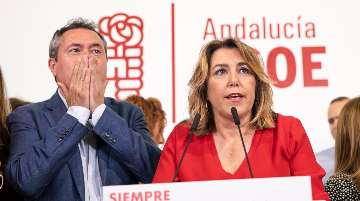 Susana Díaz, junto a Juan Espadas, en la noche electoral en Sevilla