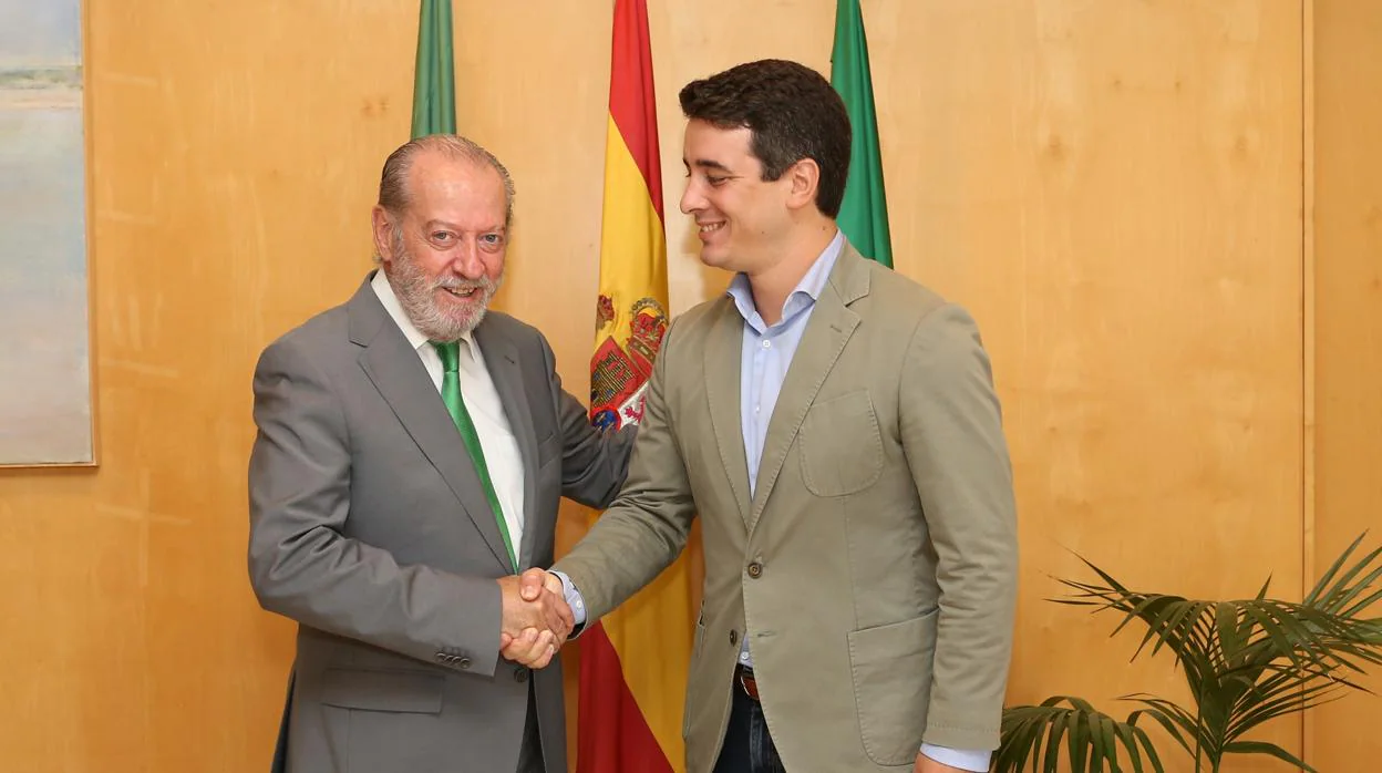 El alcalde socialista Rodrigo Rodríguez Hans junto al presidente de la Diputación de Sevilla