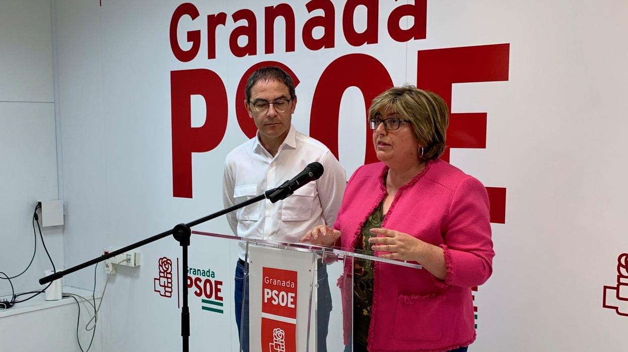 Los socialistas Miguel Ángel Fernández Madrid y Ana Muñoz, durante la rueda de prensa