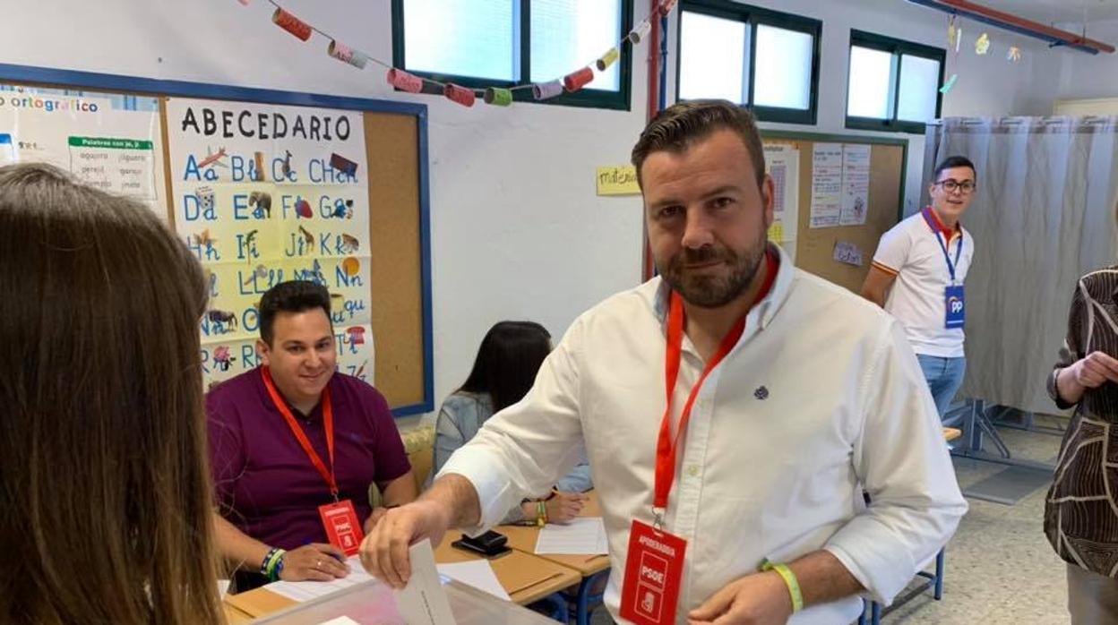 David Rodríguez, candidato del PSOE, vota en uma mesa electoral de Peal de Becerro