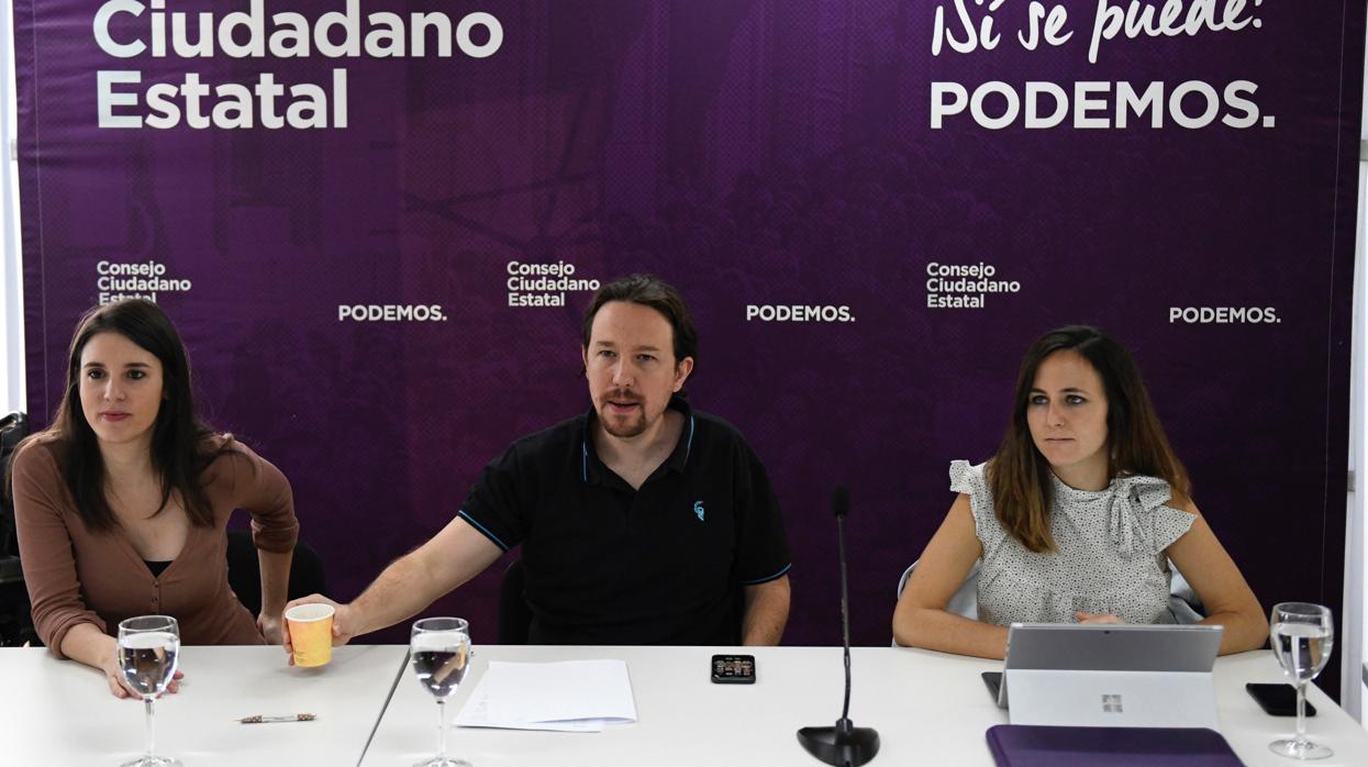 Pablo Iglesias flanqueado por Irene Montero e Ione Belarra, ayer en el Consejo Ciudadano Estatal de Podemos