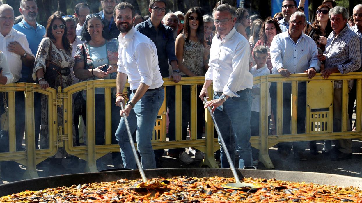 Pablo Casado, con la paella del Dia del Afiliado en Zaragoza