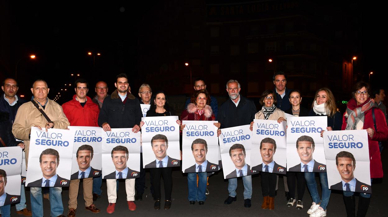 Candidatos y simpatizantes del PP, en la tradicional pegada de carteles de inicio de la campaña en Talavera de la Reina