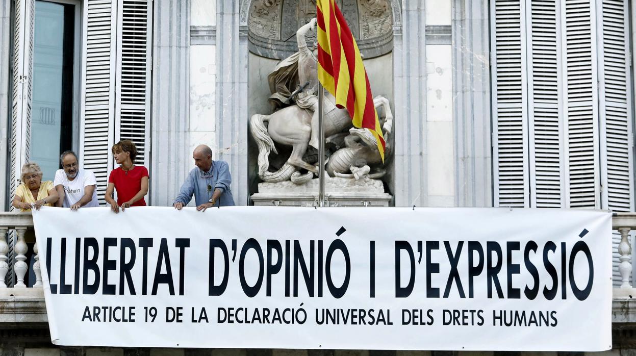 Los independentistas colocan una pancarta de «libertad de expresión» tras quitar la de los «presos políticos»