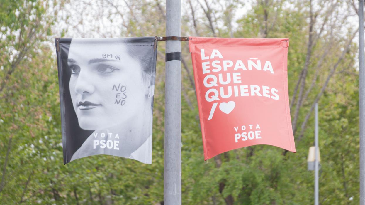 Banderolas electorales colgadas en una calle de Majadahonda (Madrid) en las últimas elecciones generales