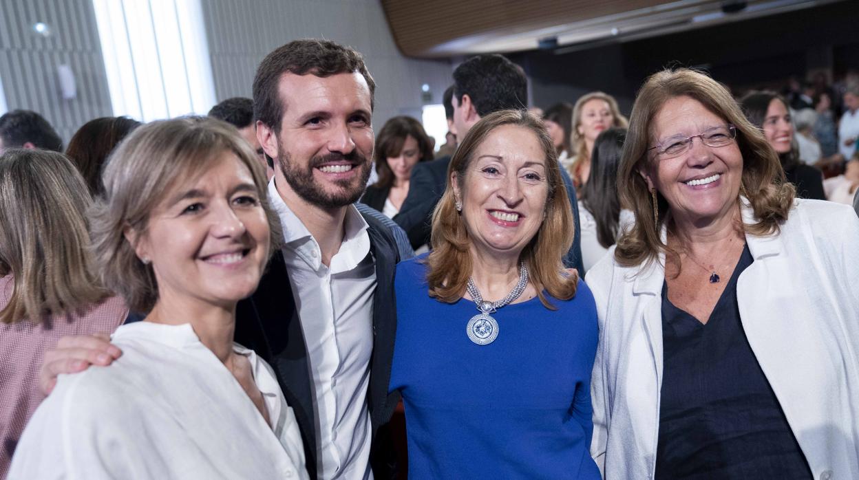 Pablo Casado, con Isabel García Tejerina, Ana Pstor y Elvira Rodríguez, el sábado pasado en Córdoba