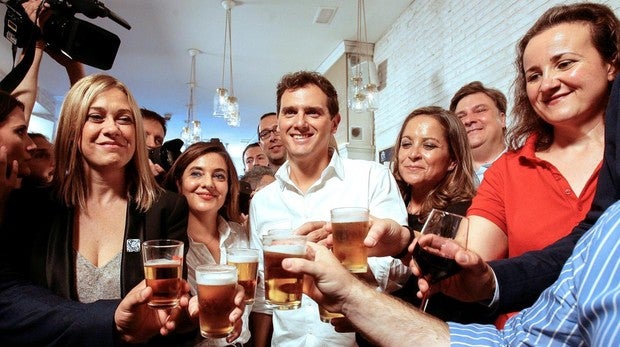 Albert Rivera, de cañas en Guadalajara para retener uno de sus escaños más comprometidos