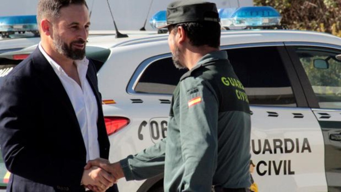 Abascal saludando hoy a un guardia civil durante su visita al perimetro fronterizo entre Ceuta y Marruecos