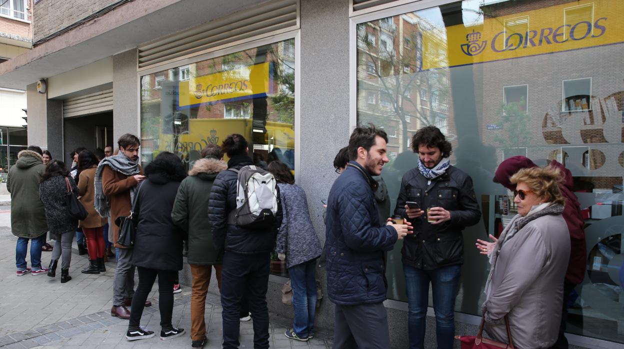 Colas en una oficina de Correos para ejercer el voto durante unas elecciones