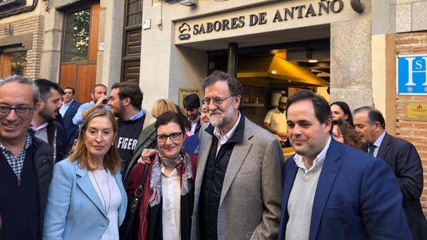 Rajoy se da un baño de multitudes en las calles de Toledo